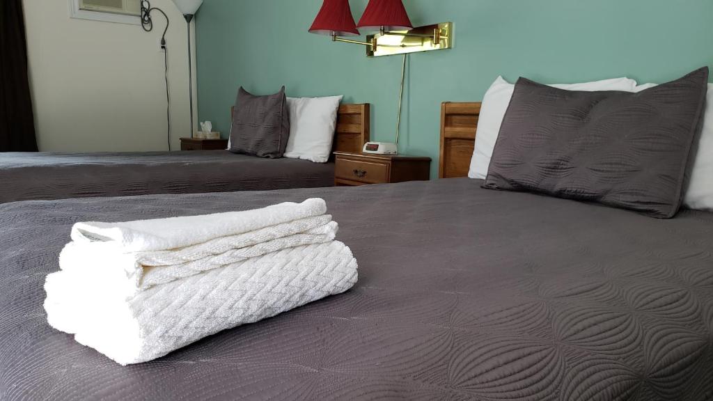 Postel nebo postele na pokoji v ubytování Cornerstone Motel