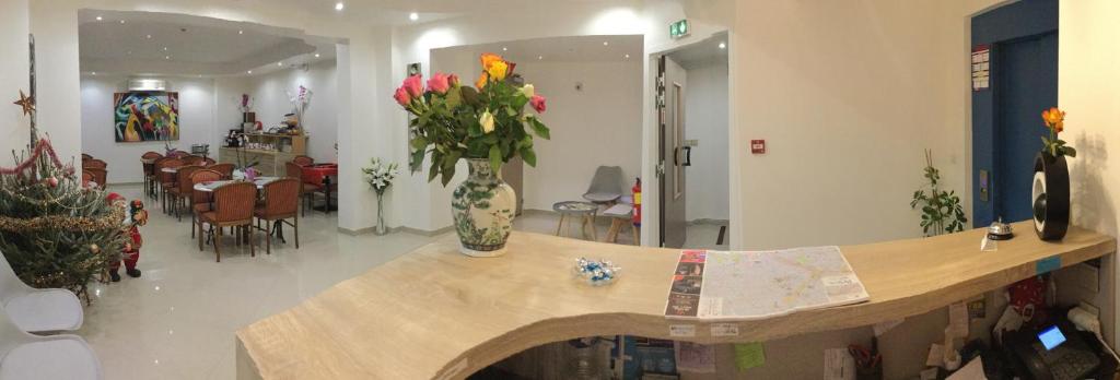 Hôtel des Arcades - Resim 8