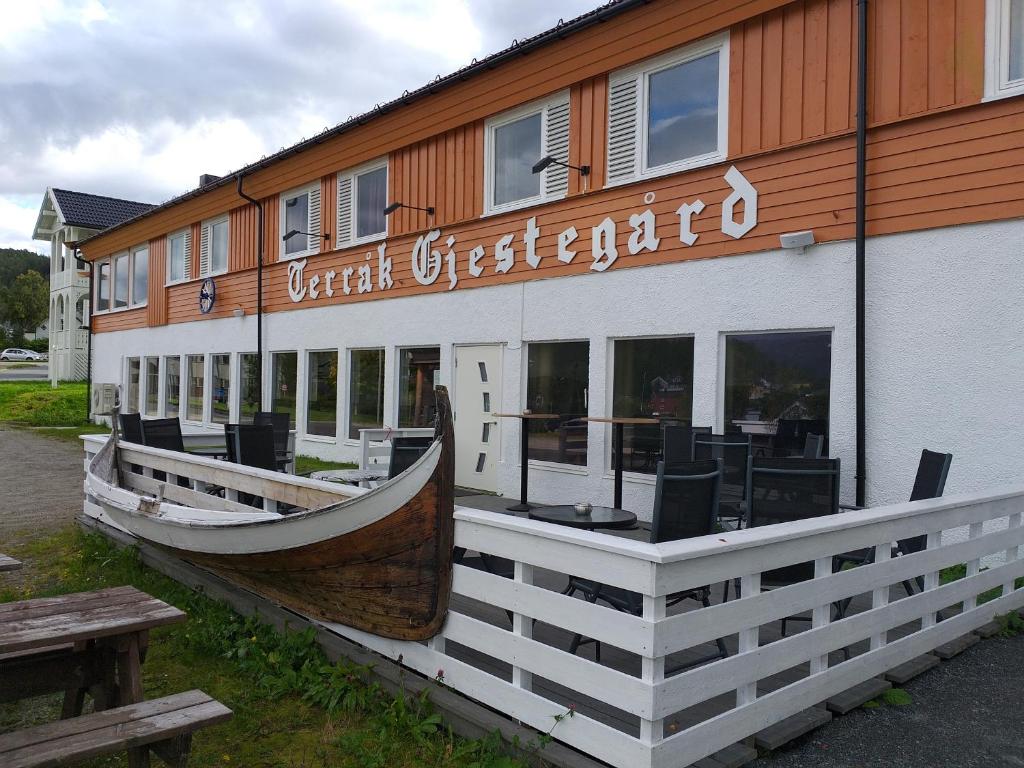 ein Restaurant mit einem Boot vor einem Gebäude in der Unterkunft Terråk Gjestegård in Terråk