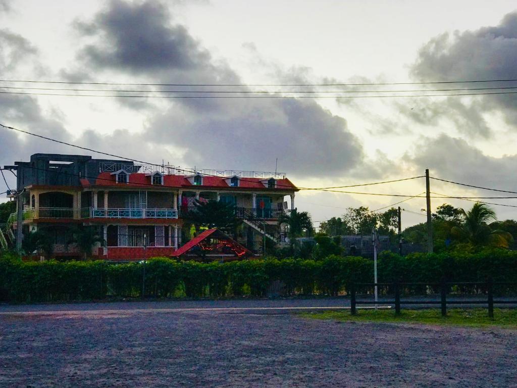 ein Gebäude an der Straßenseite in der Unterkunft Sun Tropical Paradise in Belle Mare