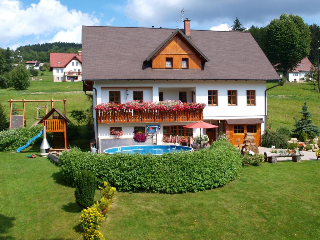 Bazén v ubytování U Sadílků nebo v jeho okolí