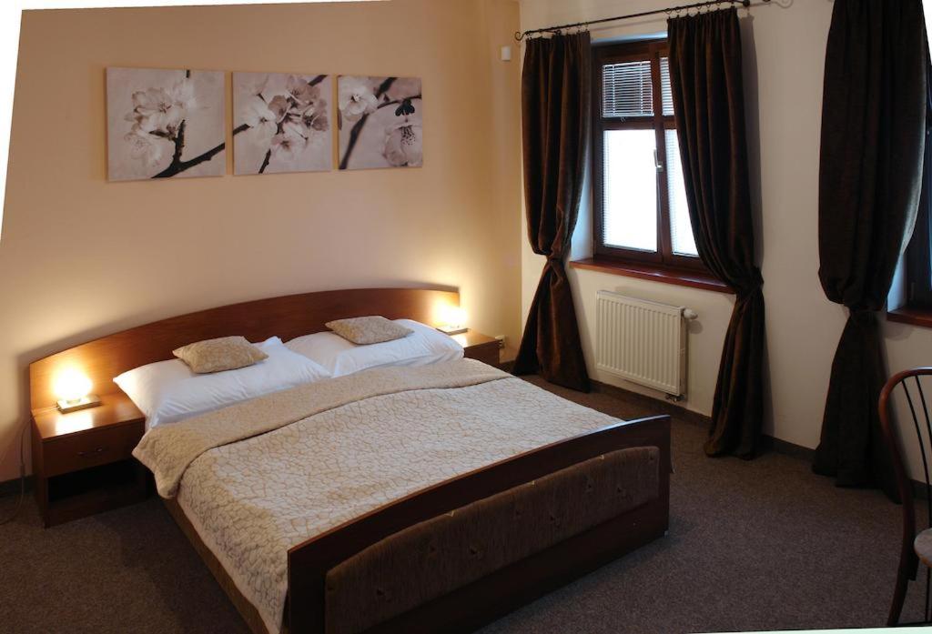 Postel nebo postele na pokoji v ubytování Hotel Pod Hradom
