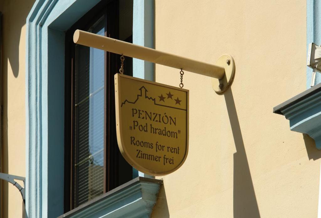 特倫欽的住宿－Penzión Pod Hradom，建筑物一侧的标志