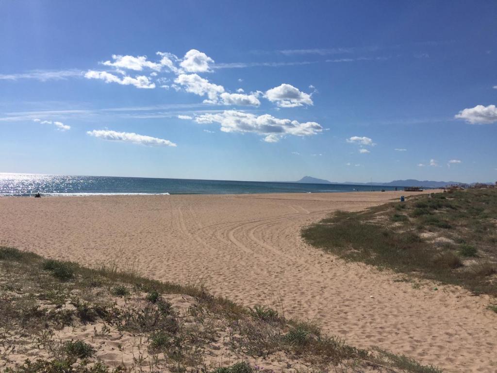 una playa de arena con vistas al océano en Finca Casa Grande, en Tavernes de Valldigna