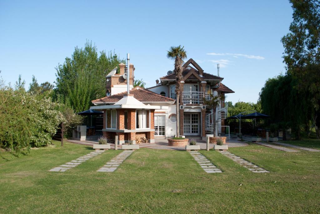 una casa con un gran patio delante de ella en Espacio Domu en Cañuelas