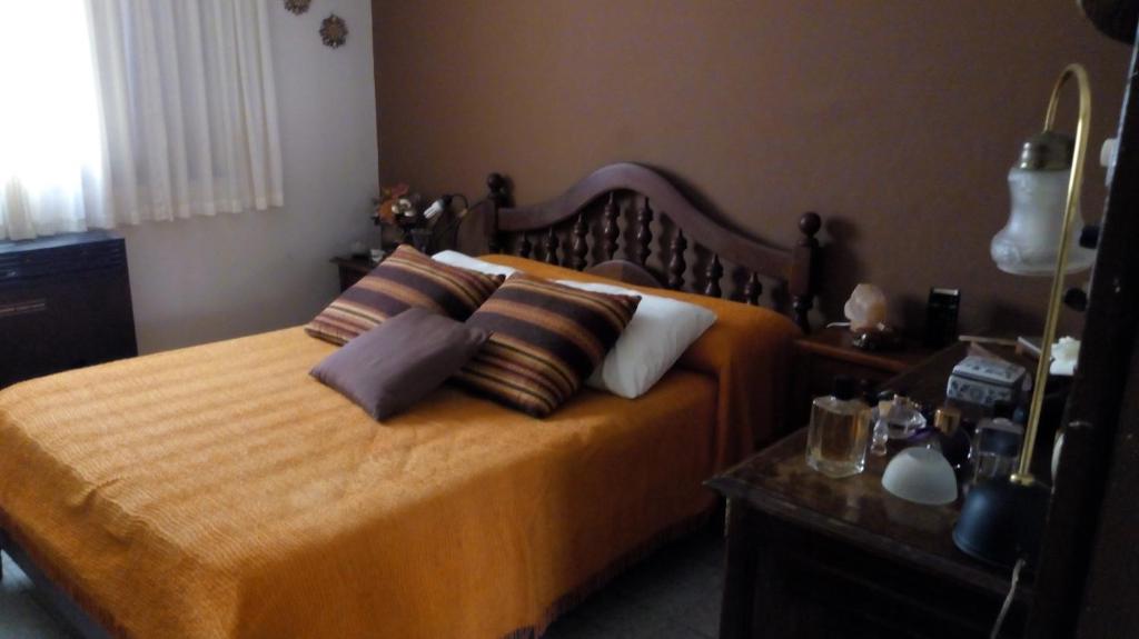 Un dormitorio con una cama con almohadas. en Rancho Aparte en Salta