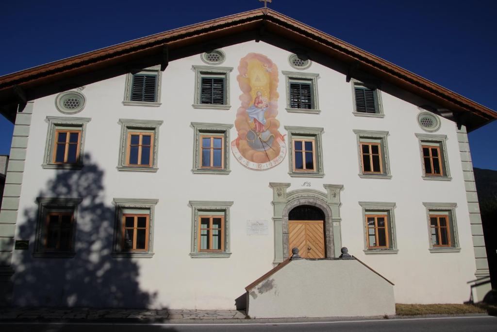 un edificio blanco con una pintura a un lado en Stolznhof, en Schönberg im Stubaital