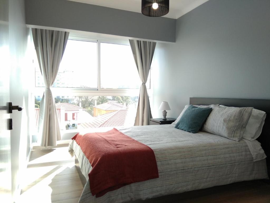 ポンタ・デルガダにあるCantinho do Céuのベッドルーム1室(ベッド1台、大きな窓付)