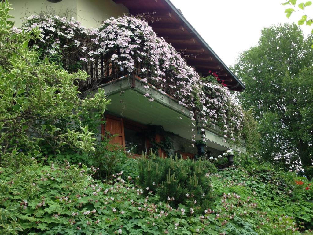 una casa con dei fiori che crescono sul suo lato di Il Giardino Dell'Artemisia a Pila