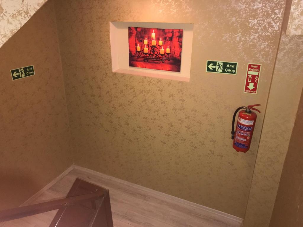ブルサにあるSaray OTEL PANSİYONの壁画の角