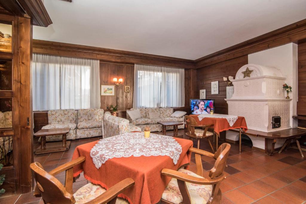 TV a/nebo společenská místnost v ubytování Al Sole Hotel Ristorante dal 1870