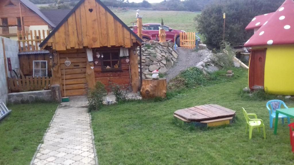 Vonkajšia záhrada v ubytovaní Chata Emka