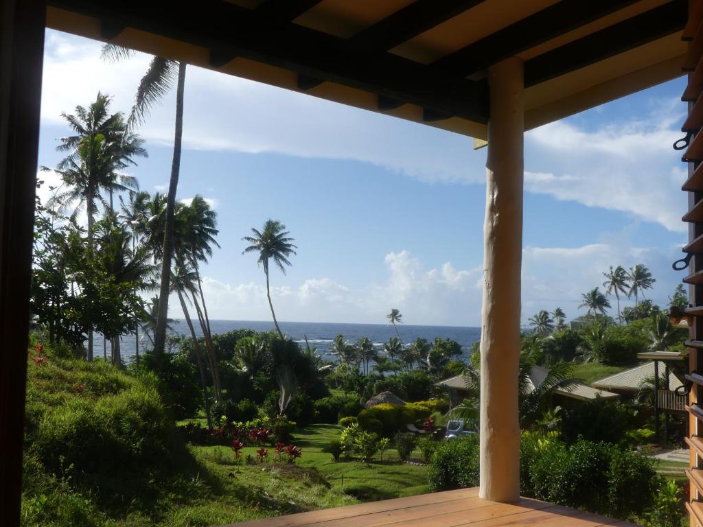 - une vue sur l'océan depuis la terrasse couverte dans l'établissement Fiji Lodge Vosa Ni Ua, à Savusavu