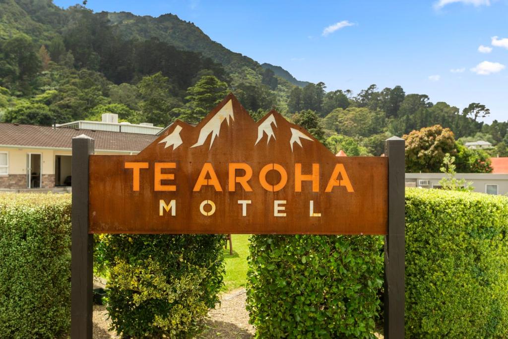 een bord waarop staat Toria motel voor een heg bij Te Aroha Motel in Te Aroha