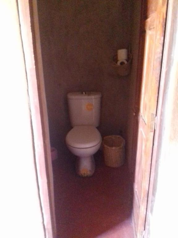 bagno con servizi igienici in una piccola camera di Bivouac Dune Iriki a Foum Zguid