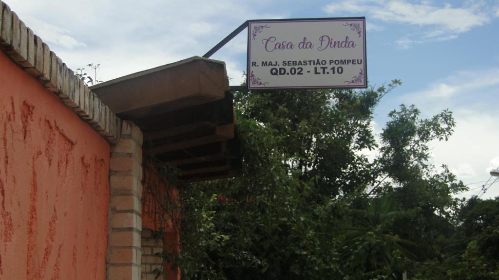 un cartello per un ristorante sul lato di un edificio di Casa da Dinda a Pirenópolis