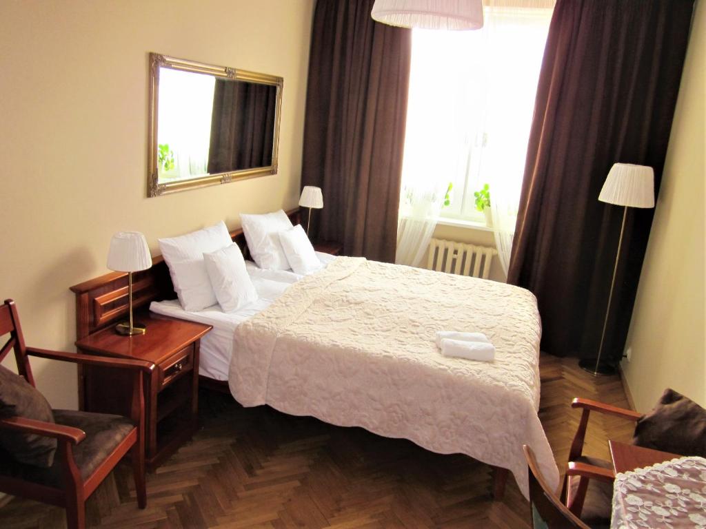 una camera d'albergo con letto e finestra di Centrum, 700m do plaży - 2 sypialnie, salon, balkon, bezpłatny parking, a Gdynia