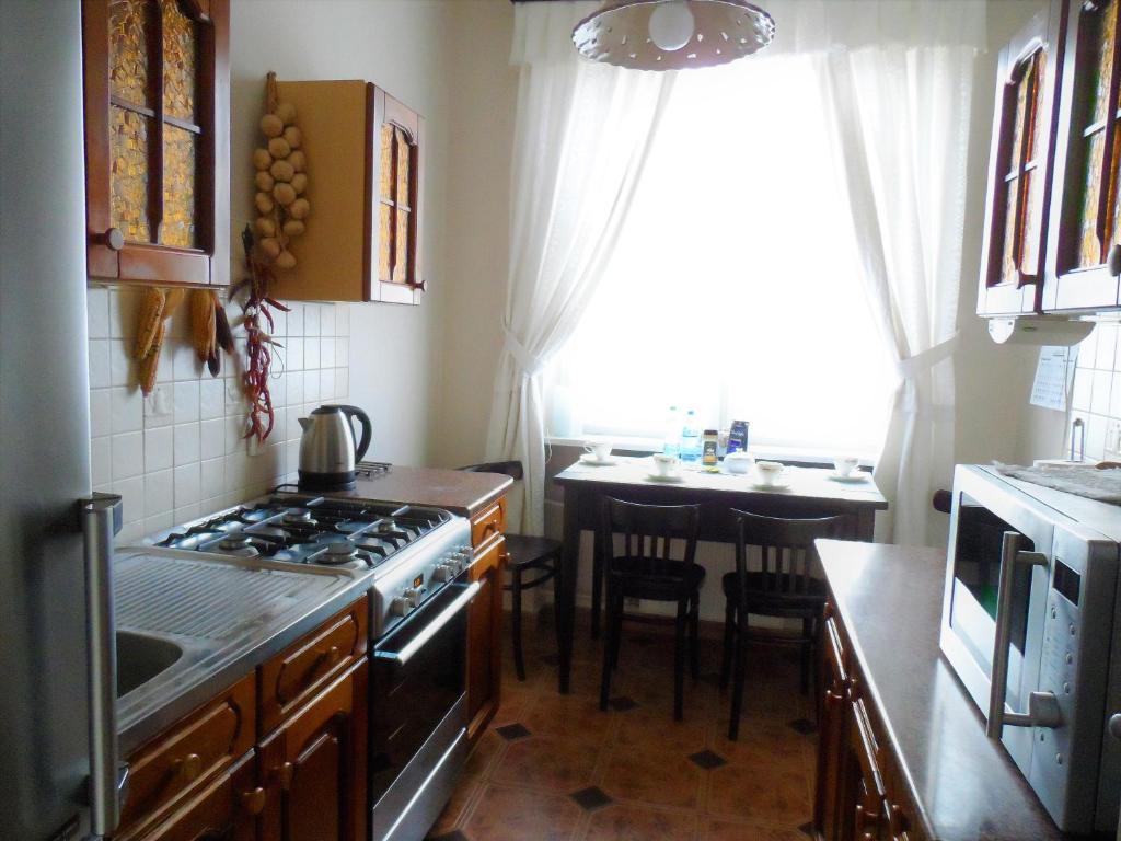 Kuchyňa alebo kuchynka v ubytovaní Centrum, 700m do plaży - 2 sypialnie, salon, balkon, bezpłatny parking,