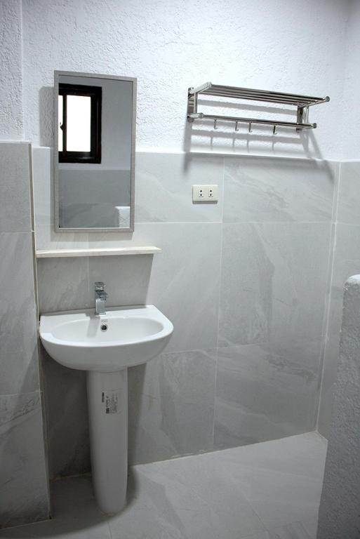 Koupelna v ubytování Sentro Suites Siargao