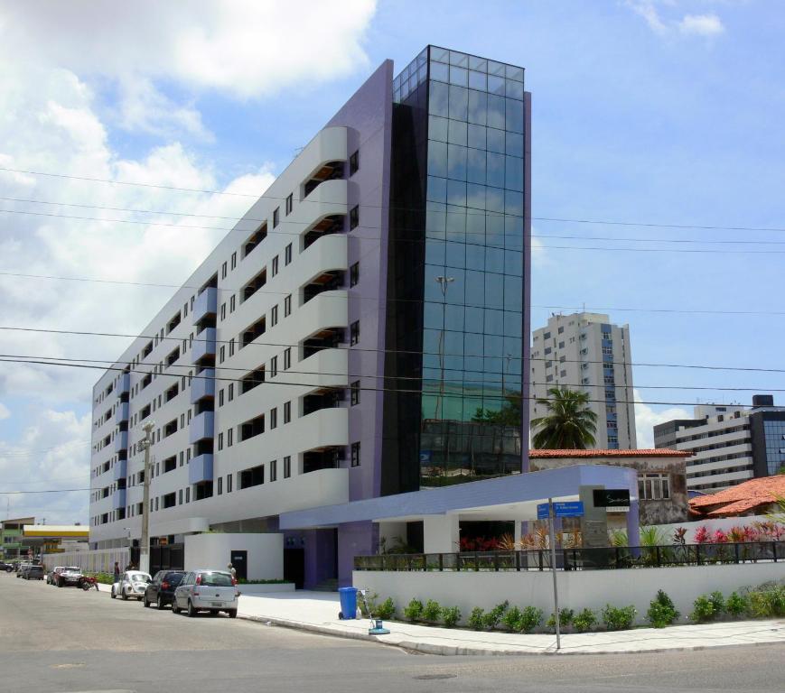 a large building on the side of a street at Neo Maceió - Aparts à Beira-Mar em Pajuçara in Maceió