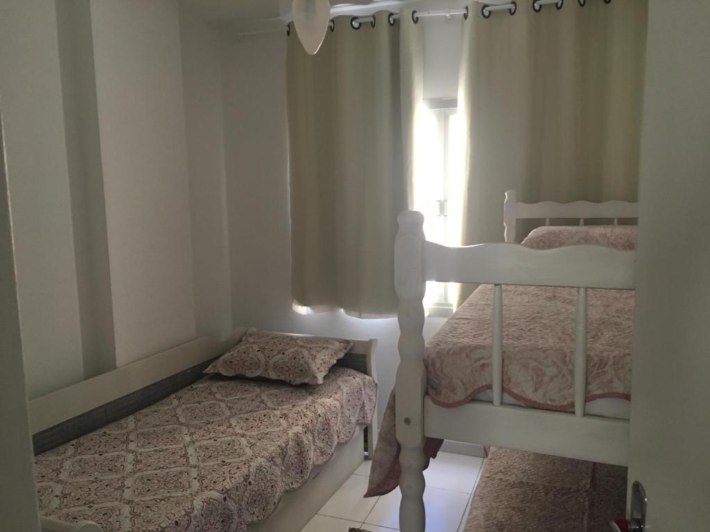 a bedroom with two beds and a window at Balneário Camboriú lindo apto proximo Mar in Balneário Camboriú