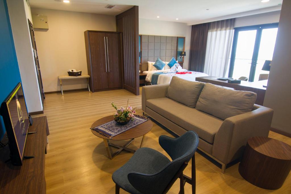 TV a/nebo společenská místnost v ubytování Goldenbay Hotel
