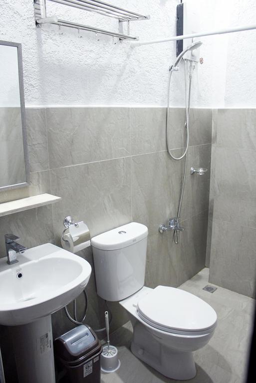 Koupelna v ubytování Sentro Suites Siargao