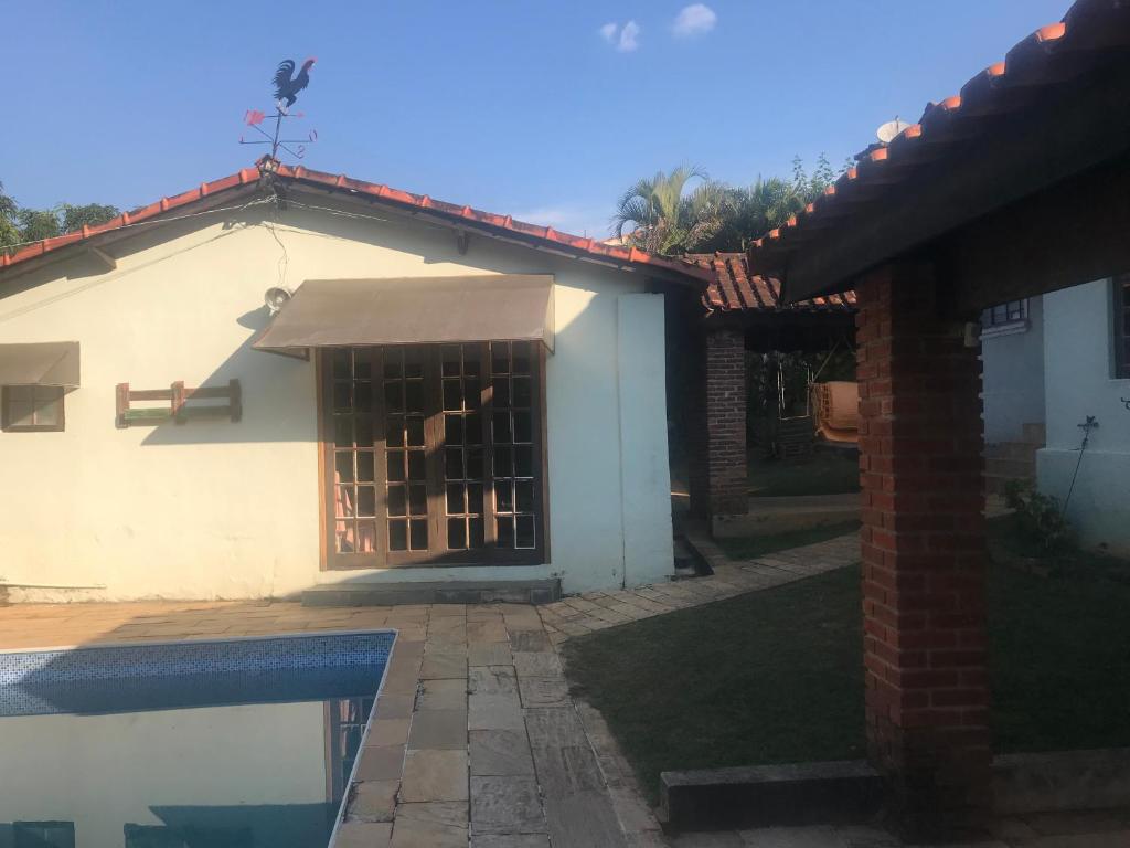  Casa cercada de verde no centro de Monte Alegre do Sul