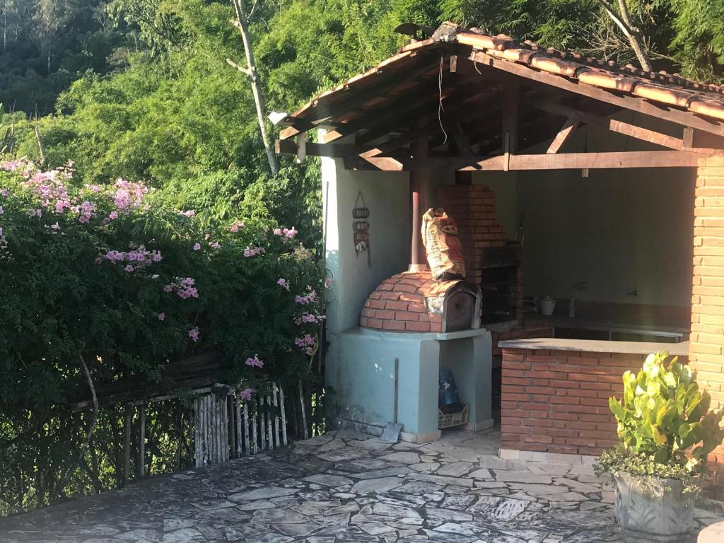  Casa cercada de verde no centro de Monte Alegre do Sul