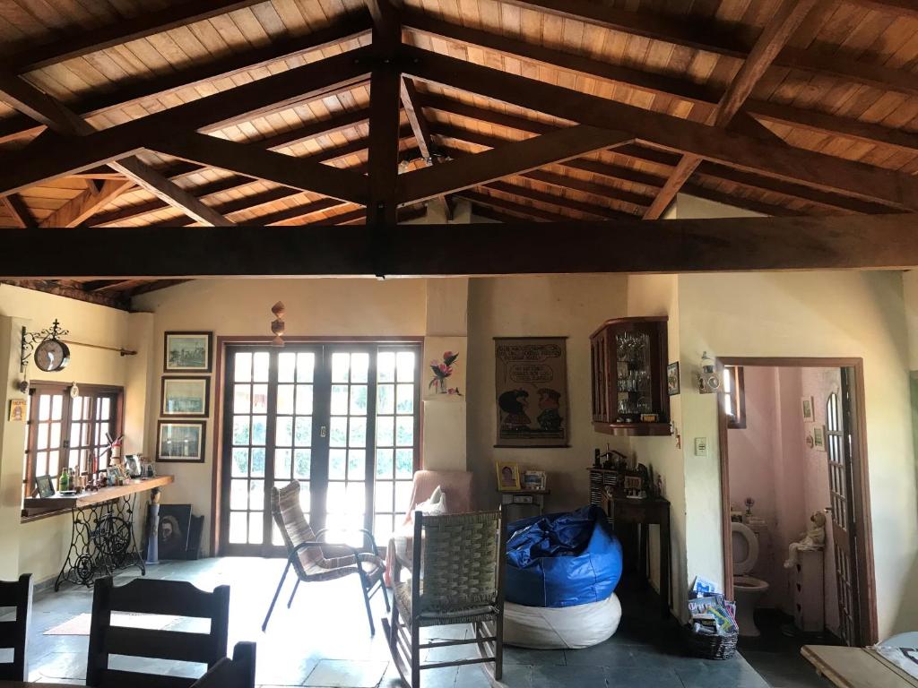  Casa cercada de verde no centro de Monte Alegre do Sul