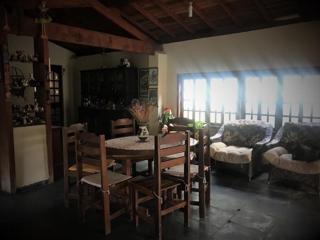  Casa cercada de verde no centro de Monte Alegre do Sul