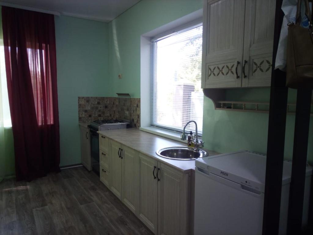 ジェレスノヴォツクにあるСО Заря 211の空のキッチン(シンク付)、窓