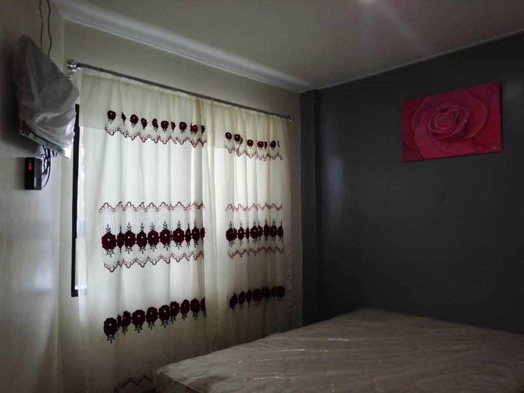 Postel nebo postele na pokoji v ubytování Cozy Inn Mactan