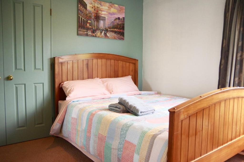 Postel nebo postele na pokoji v ubytování Hamilton East Homestay