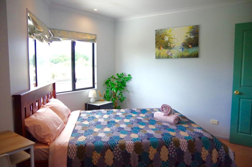 Postel nebo postele na pokoji v ubytování Hamilton East Homestay