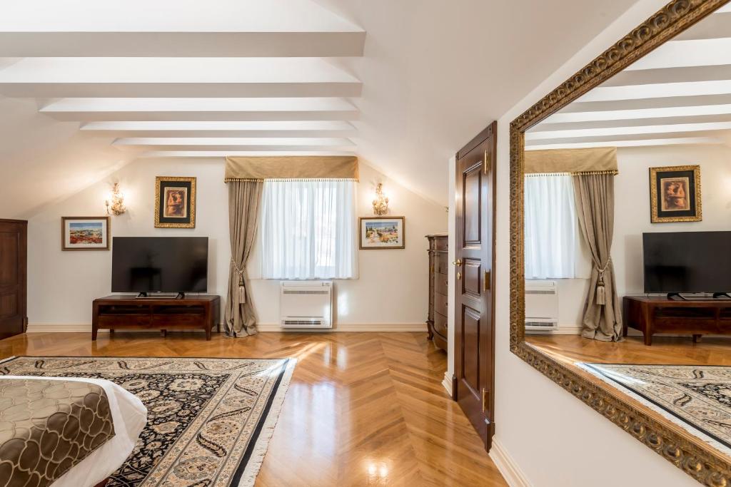 TV a/nebo společenská místnost v ubytování Villa Nepos Hotel