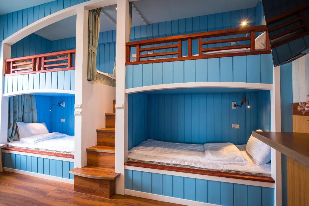 仁愛鄉的住宿－清境繽紛農場，蓝色墙壁的客房内设有两张双层床。