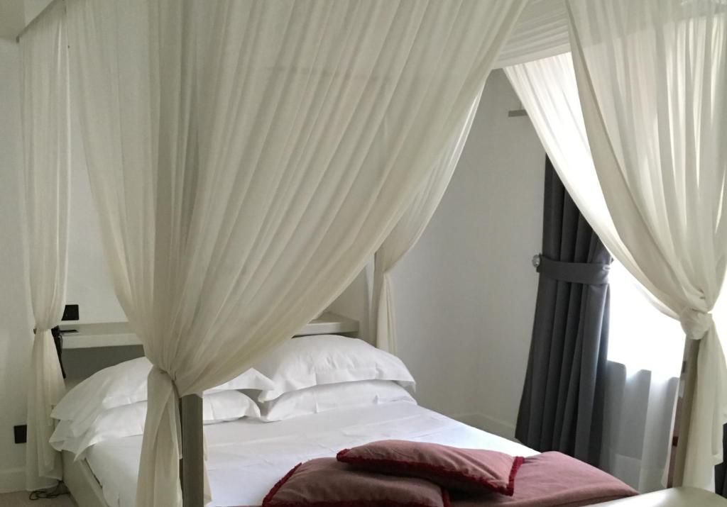 Кровать или кровати в номере LHP Hotel Santa Margherita Palace & SPA