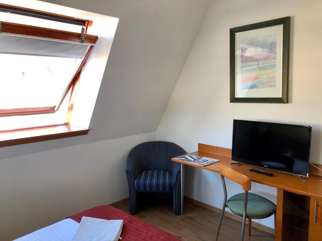 A television and/or entertainment centre at Hotel Veritas