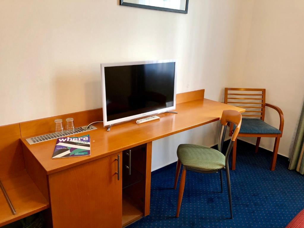 A television and/or entertainment centre at Hotel Veritas