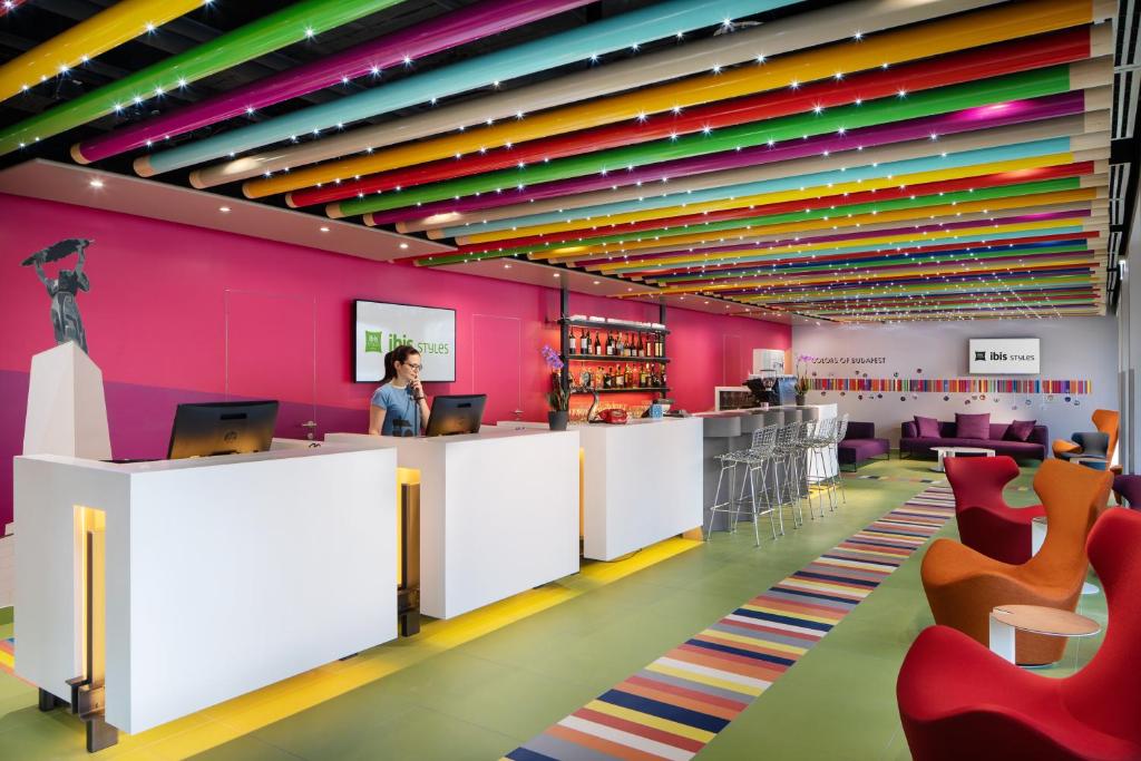TV a/nebo společenská místnost v ubytování ibis Styles Budapest Citywest