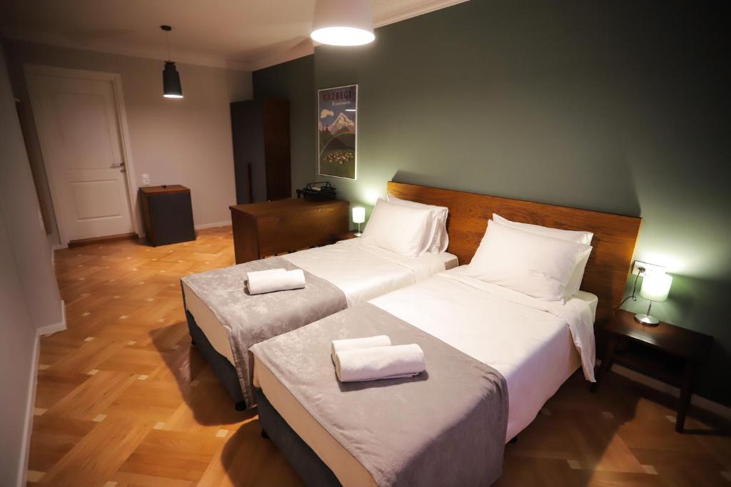 Cette chambre d'hôtel comprend 2 lits avec des draps blancs. dans l'établissement HOTEL SABU, à Tbilissi