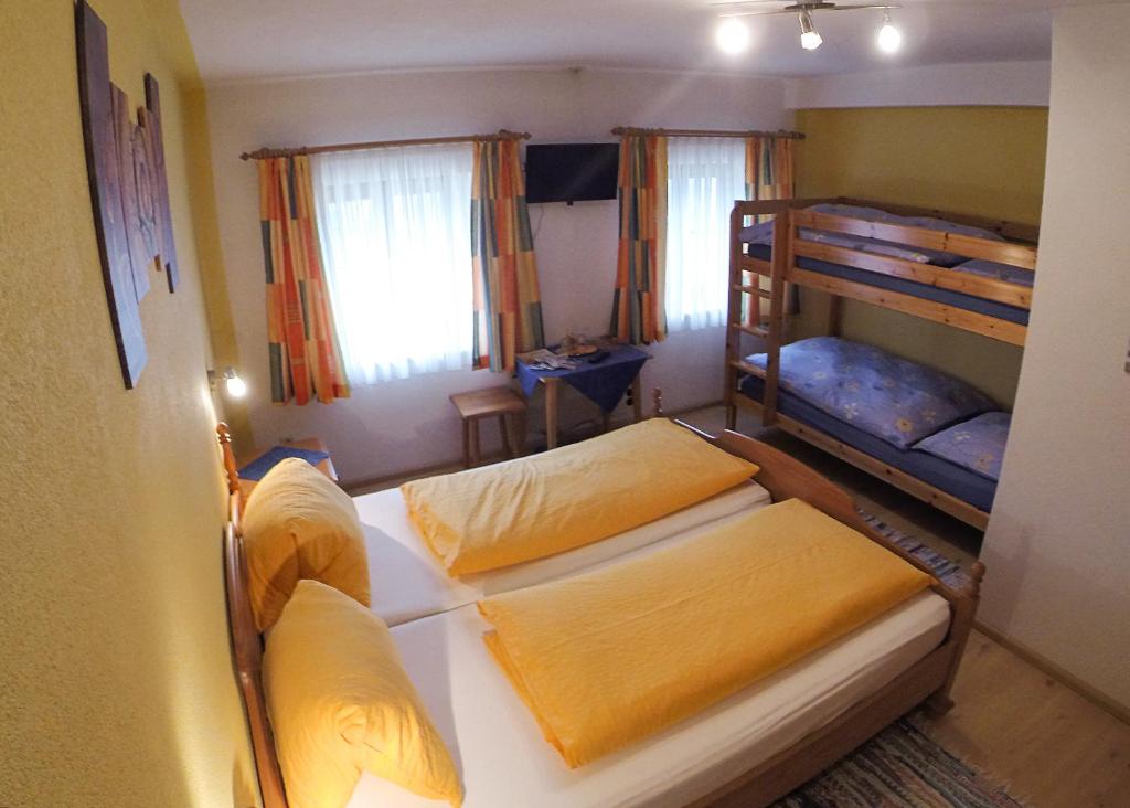 Postel nebo postele na pokoji v ubytování Haus Falkner