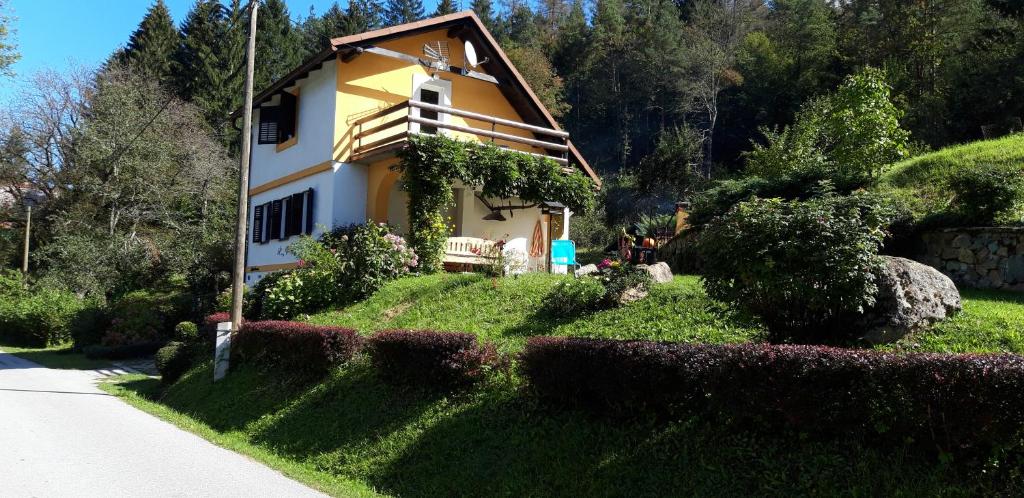 ein Haus an der Seite eines Hügels mit Büschen in der Unterkunft Kuća Juraj in Brod na Kupi