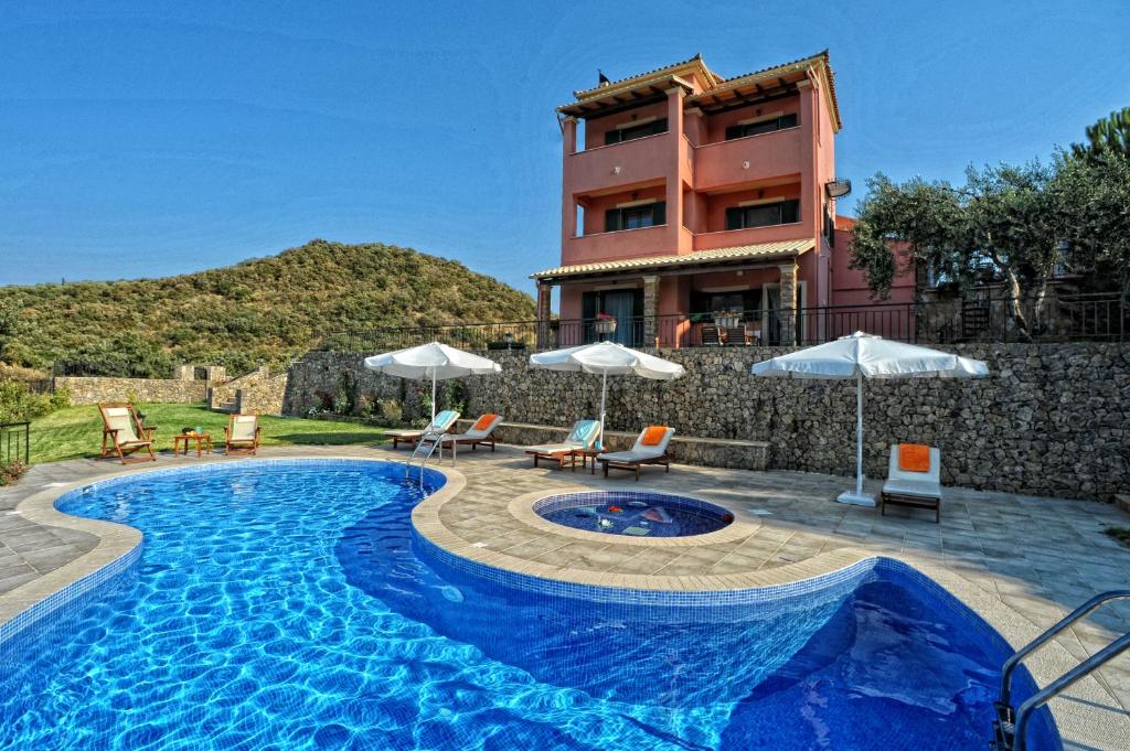 Piscina de la sau aproape de Villa Mare e Monti