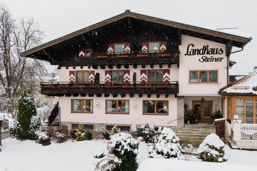 uma grande casa branca com neve em Landhaus Steiner em Altenmarkt im Pongau