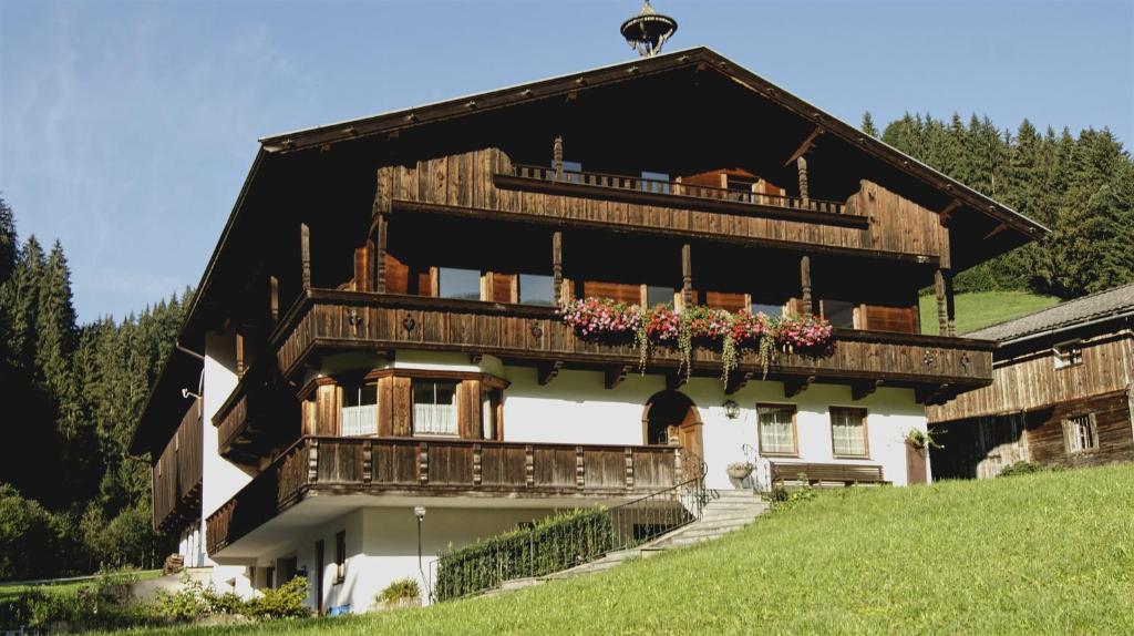 a large house with a balcony on a hill at Appartementhaus Talwinkel in Auffach