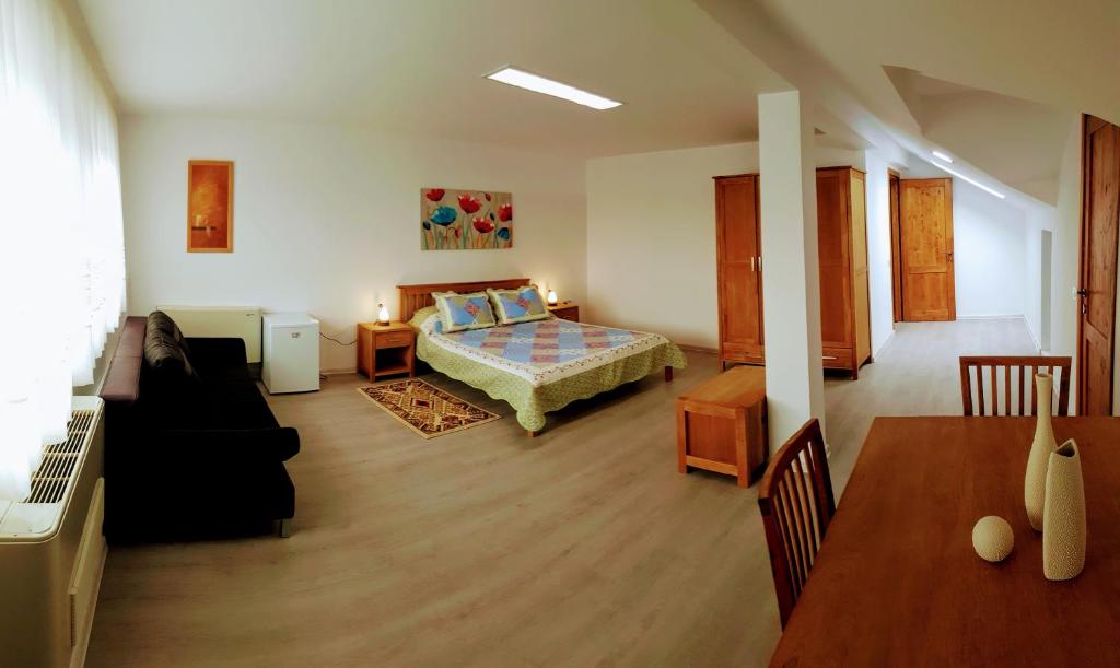 Un dormitorio con una cama y una sala de estar. en Villa Sanitas, en Techirghiol