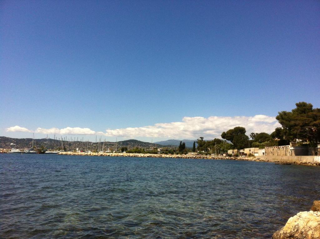 a view of a large body of water at Appartement Les Palmiers in Juan-les-Pins