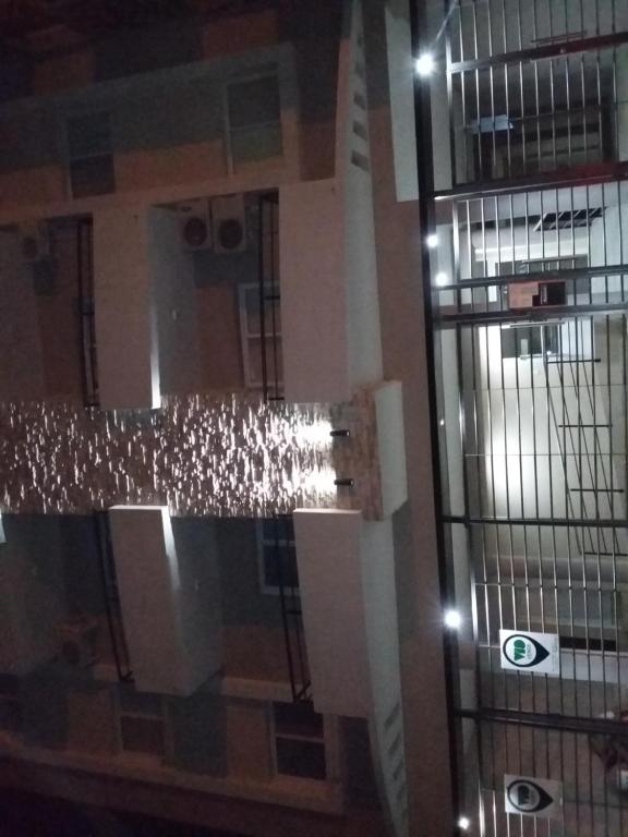 uma vista para um edifício com um monte de janelas em Edificio Rivera Este em Colón